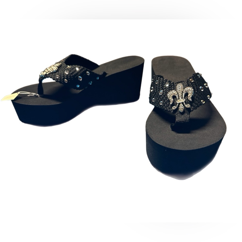 NWT Scandalous Miss Saint Black Platform / Wedge Flip Flips with Fleur de Lis